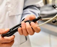 Plan visite médicale avec un (Faux) docteur vicieux.