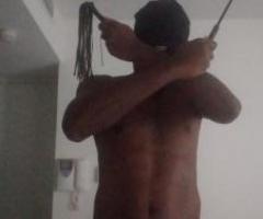 Homme (black)pour faire voyager les femmes au pays du SM