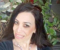 Femme cultivée sérieuse pour construire une relation durable avec projets
