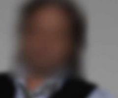 Cadre, parisien, courtois et généreux recherche une femme pour des cours de langues.