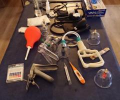 Visite médicale gynécologique réaliste humiliante sur table d'examen équipée - 2