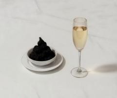 Pour Femme appréciant Champagne & Caviar