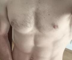 Jeune homme pour femme ou couple