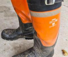TRAVESTI POUR HOMMES VIRILS EN BOTTES